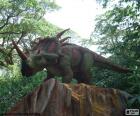 Трицератопсы динозавров в лесу на вершине большой скалы